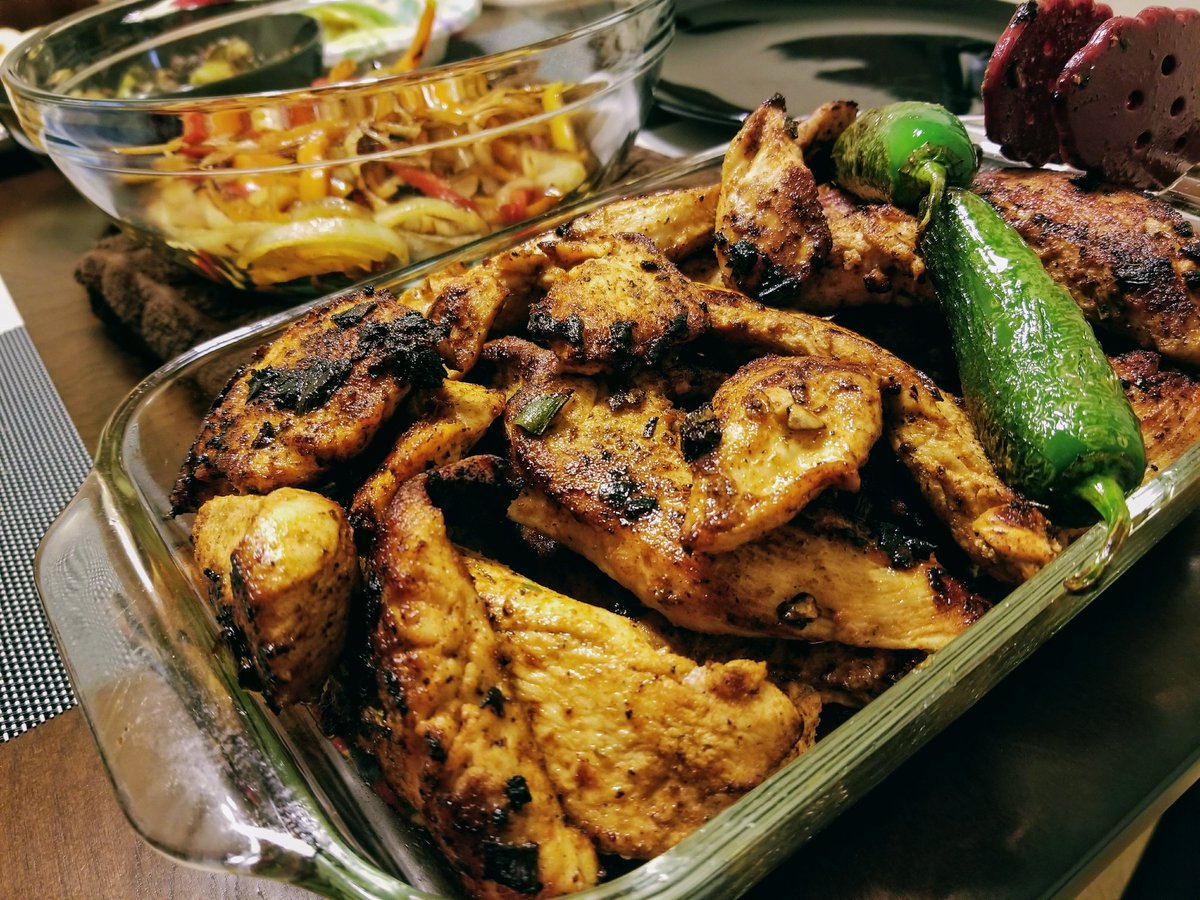 DudesDoDinner's tweet photo. Casual chicken fajita bro date with #thisguycooks and #paperplatekitchen... So money. #dudesdodinner #foodporn https://t.co/TDZUvq3lDq