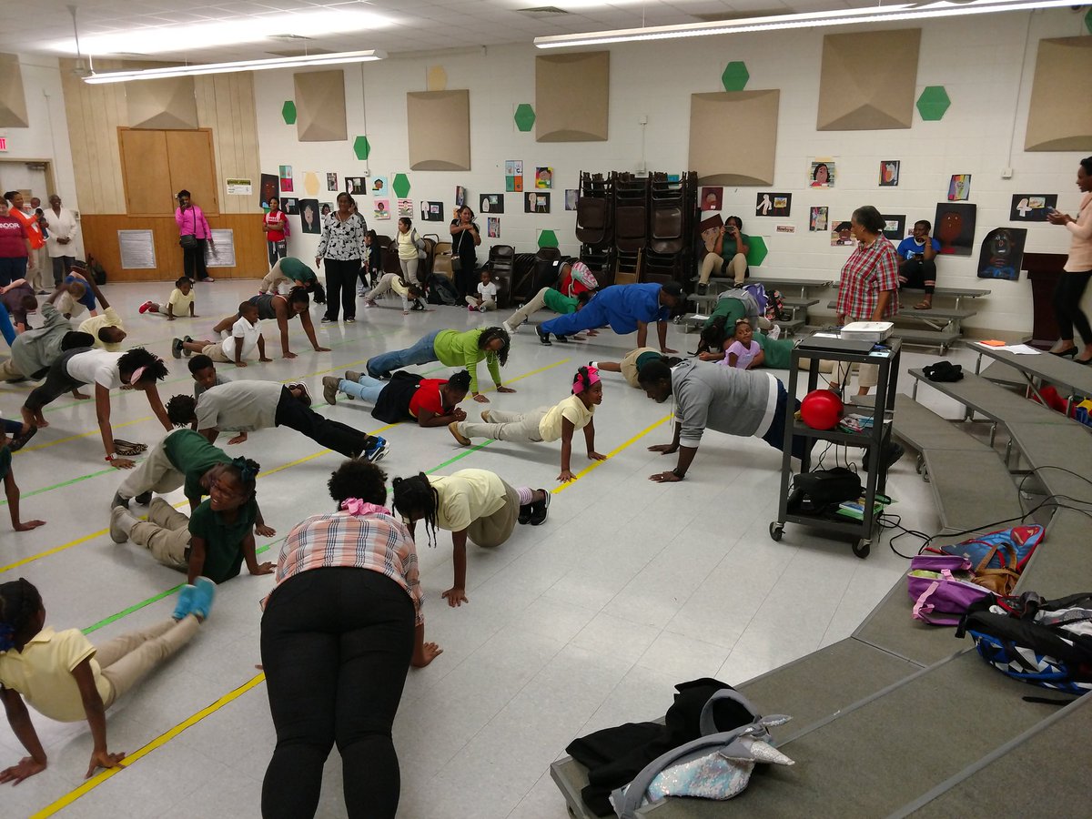 carolynshammond's tweet photo. Today we celebrate Lights On afterschool.  @VOANorthLA LightHouse offers academics, enrichment AND parents getting fit with their kids. https://t.co/PdnvrzHcE1