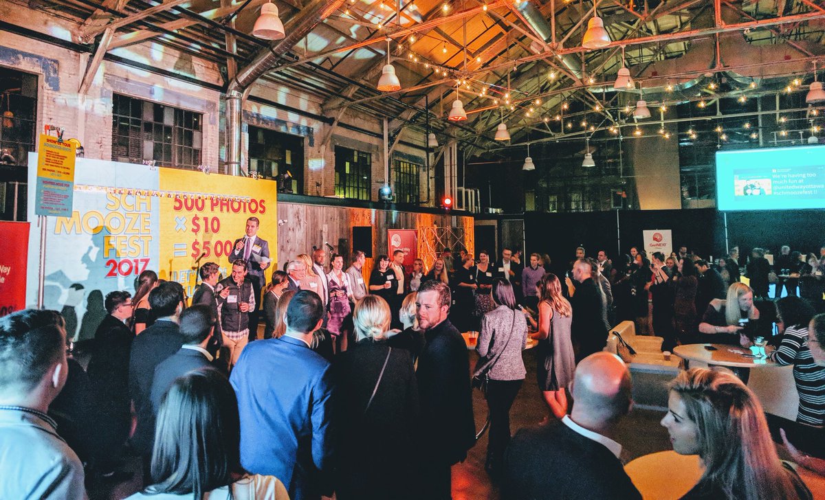 Jdupuis_prof's tweet photo. L'ambiance est festive au #Schmoozefest, une soirée pour @CentraideOttawa, donnez généreusement. #fcecce https://t.co/8xmk3Q7JzW
