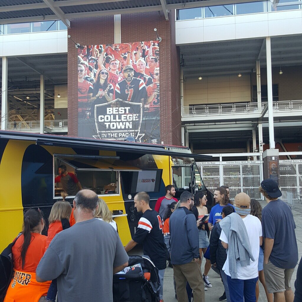 We’re here at the <a href="/BeaverFootball/">Oregon State Football</a> game! Stop by and grab a free hash brown on your way into the stadium! 👏🏽👏🏽