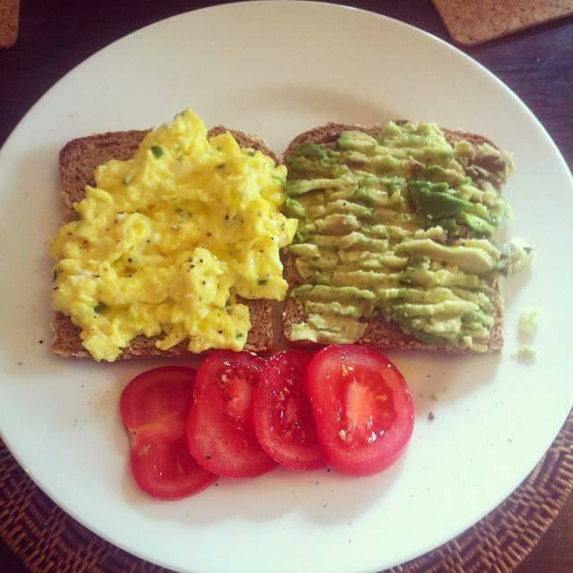 Prepara algo en casa para desayunar:
Un licuado de leche con fruta de temporada
Un sándwich de queso panela con aguacate, jitomate y lechuga
