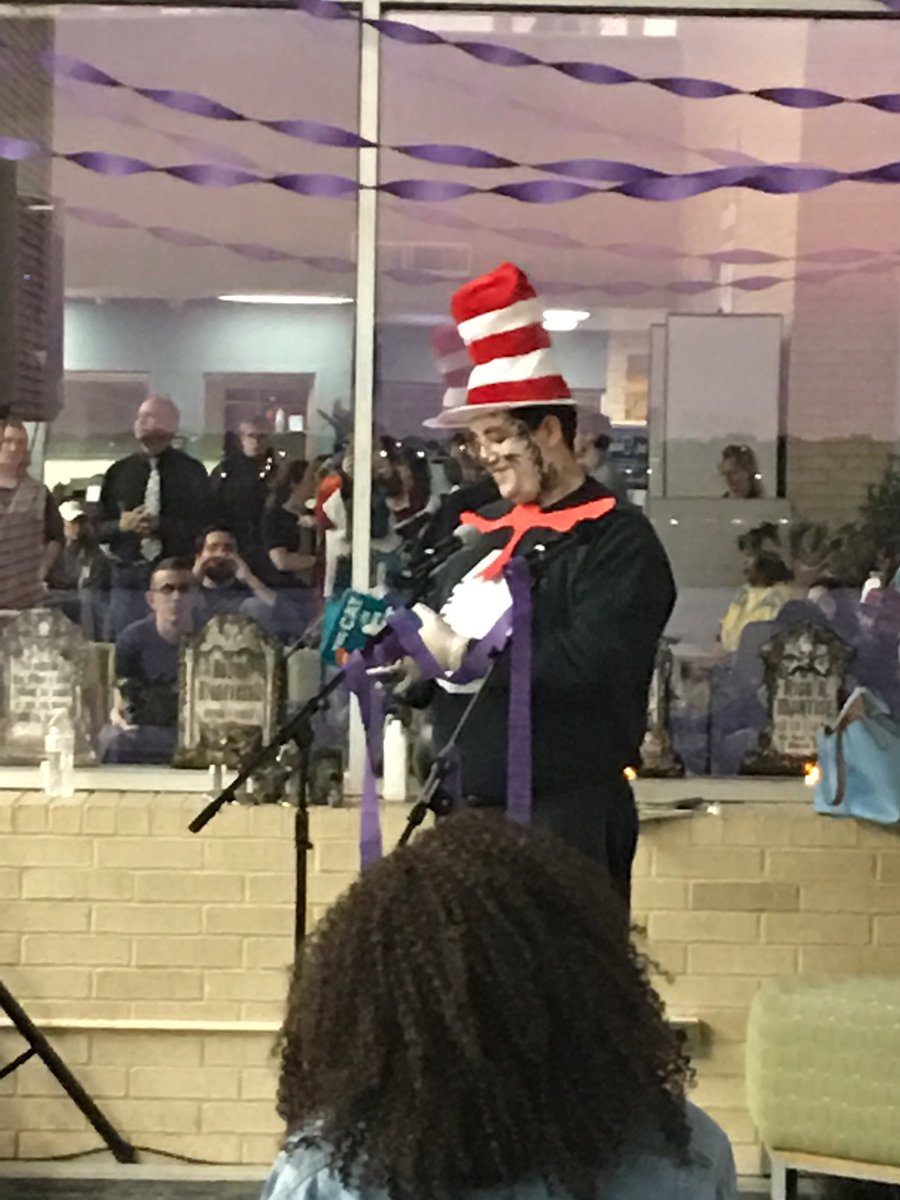 michellecyork's tweet photo. The Cat in the Hat reads from The Cat in the Hat at #dwnight #tccnorthwest https://t.co/j9sQcozfWJ