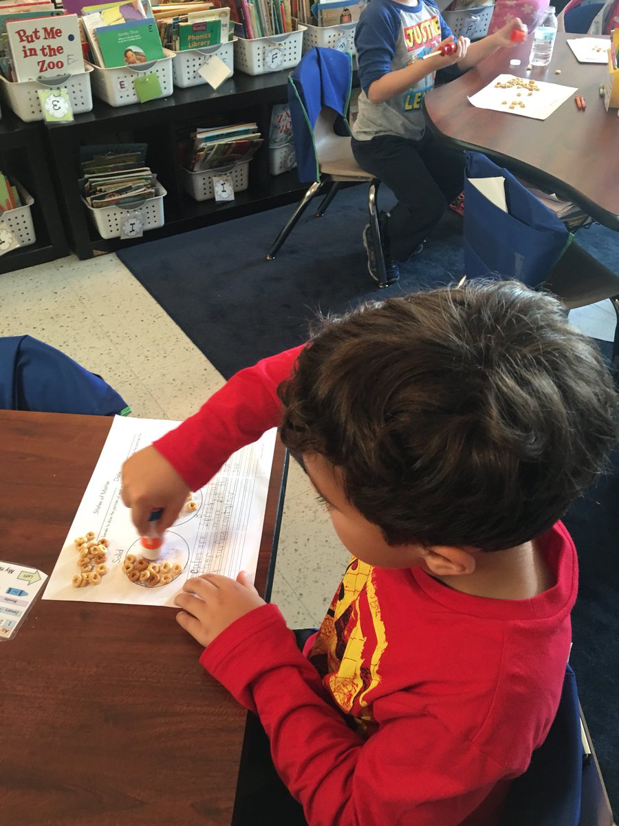 mrsgregory2nd's tweet image. Learning about matter and molecules this week. #science #solidliquidgas #WEareLakota #molecules  @SHAWNEE_ECS