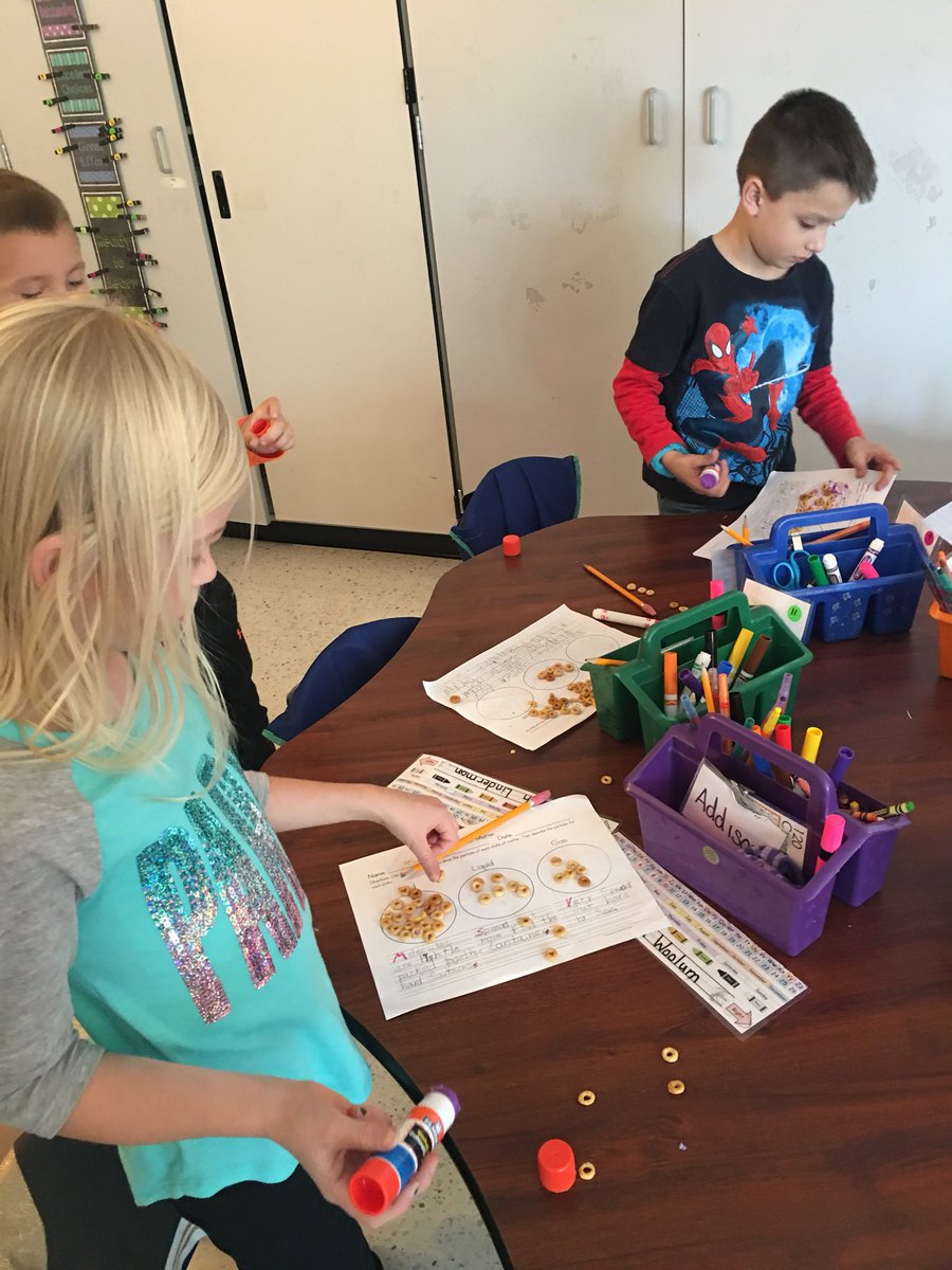 mrsgregory2nd's tweet image. Learning about matter and molecules this week. #science #solidliquidgas #WEareLakota #molecules  @SHAWNEE_ECS