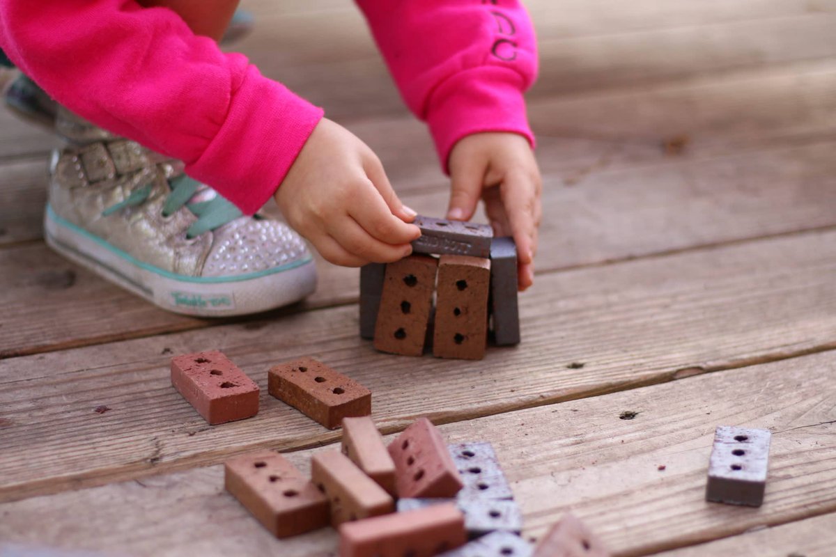 ExchangePress's tweet photo. Blocks and Literacy in the Outdoor Classroom https://t.co/Wx7rIhO5Uh #ECE #EarlyEducation #Literacy #OutdoorClassoom #Reading #Play https://t.co/BoCqUbX4b7
