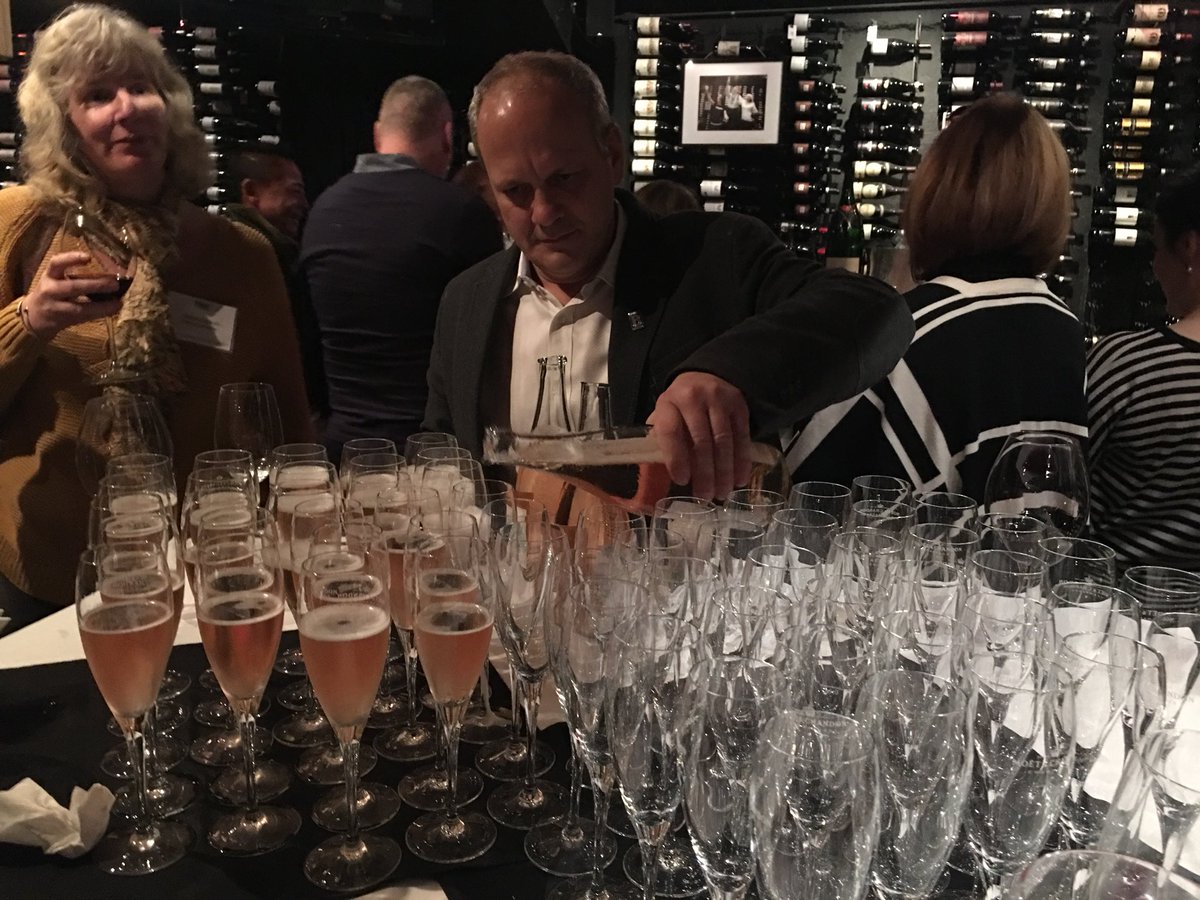 TMAC_BC's tweet photo. Learning to saber with sparkling #wine from @evolvecellars @TheBearfoot. Cheers to #travel media! #bcwine #raiseaglassto https://t.co/qZe9U219A9