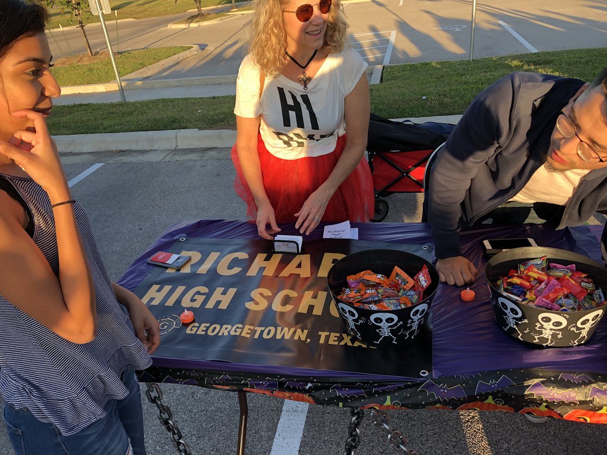 DyerrRob's tweet photo. Richarte Key Club volunteering at the Georgetown Halloween Carnival! https://t.co/n7hw6Nnx8d