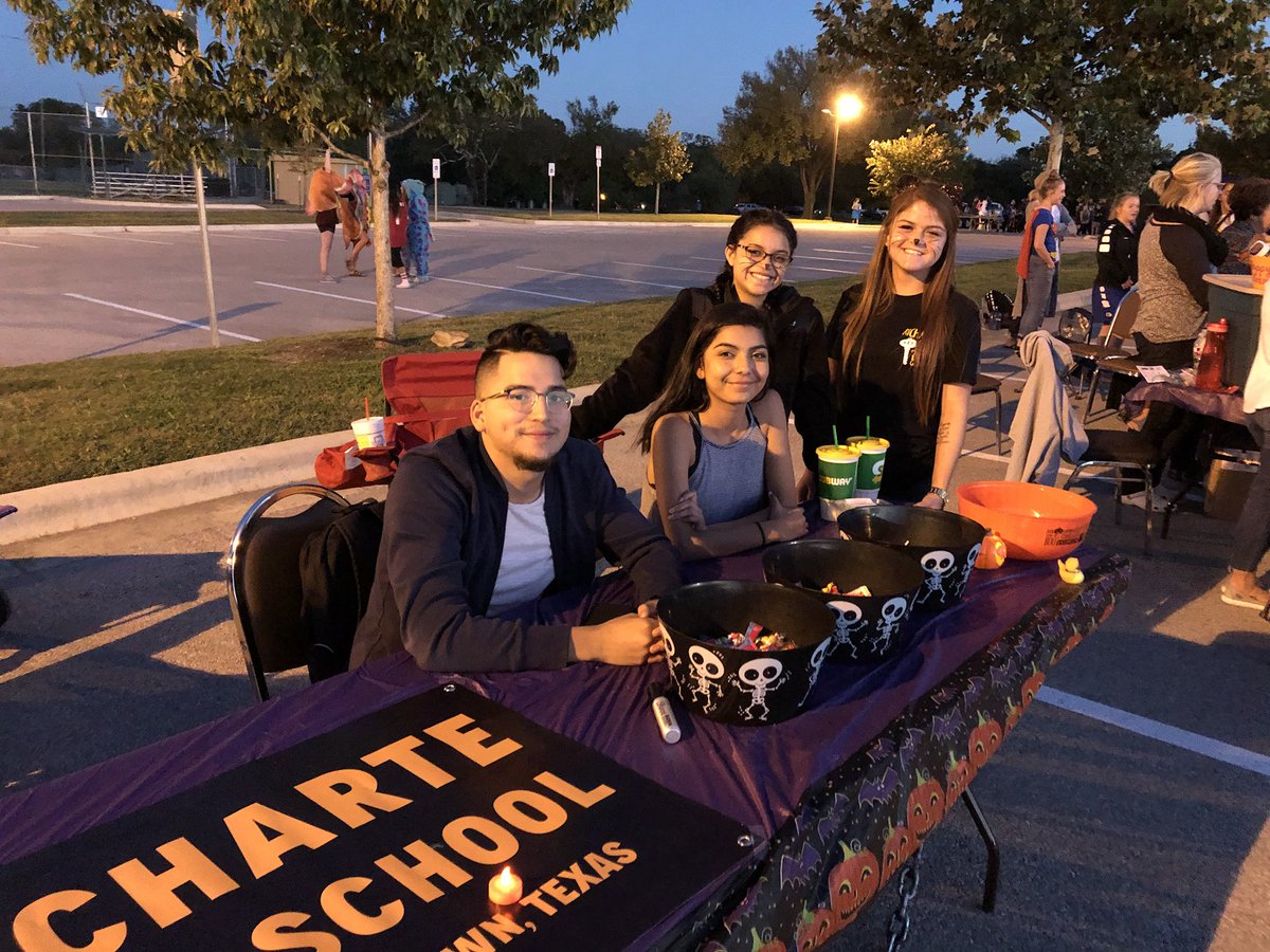 DyerrRob's tweet photo. Richarte Key Club volunteering at the Georgetown Halloween Carnival! https://t.co/n7hw6Nnx8d
