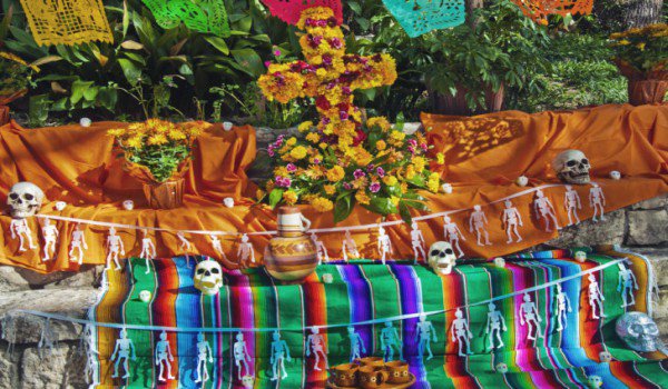 mama_moderna's tweet photo. 7 elementos que tu altar de muertos debe tener https://t.co/h00ehDP0lX #DiaDeMuertos #tradiciones https://t.co/SnMVHNcohq