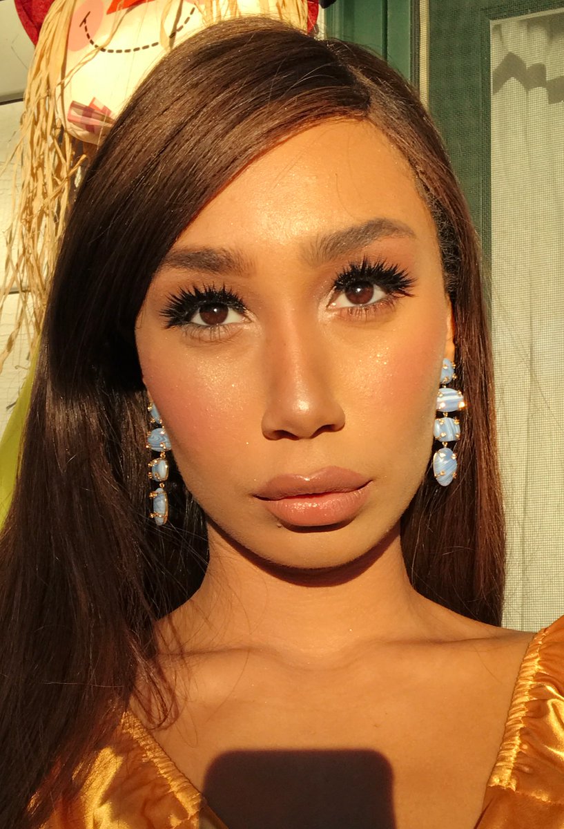 lifeaseva's tweet photo. YALL ONE SIDE OF MY FACE HAS $1000 of makeup on ONE SIDE HAS legit $10 *NOOO EDITING* IM DONE IM DECEASED. https://t.co/jVA0L6EZZx