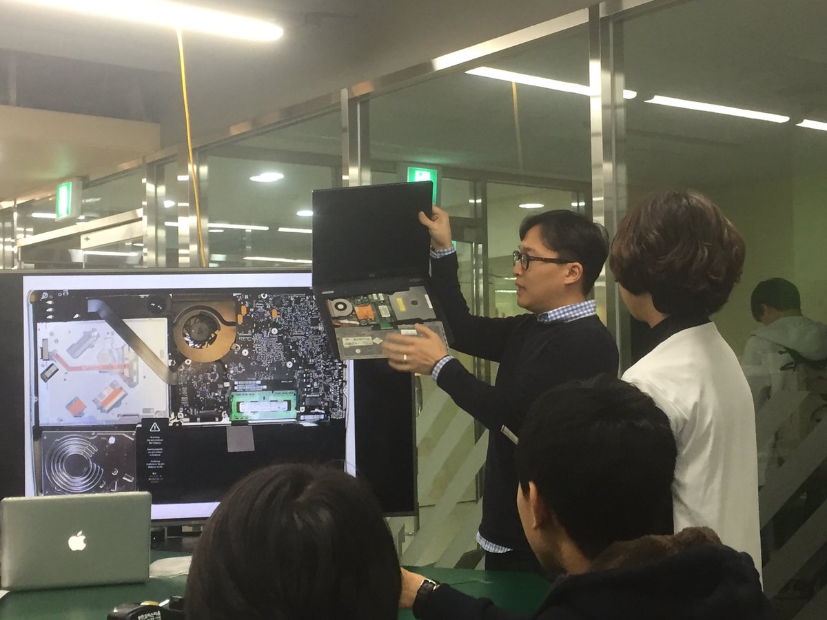 mabycraft's tweet photo. Taking apart computers w/ Mr Cho from IT. Student quote, βthis is so old and heavy.β #oldcomputers #computerrepair #edtech #it #kispride https://t.co/v3ilfLXjWK