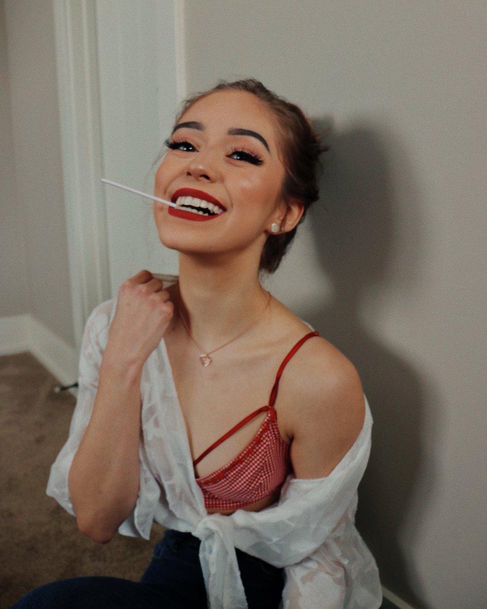 Thaliabree's tweet photo. this lolli was gross (: https://t.co/kwFXFEAo59