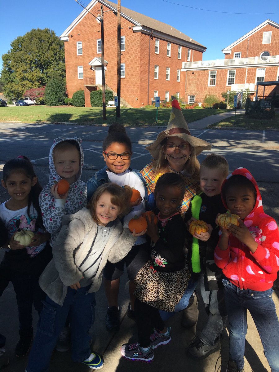 TiffJonz's tweet photo. It takes a Village ! Thank you Loves United for supporting our Kinders !@DrTcbethea #wsfccv #pumpkinpatch #WESrocks https://t.co/lm9H19BzaK