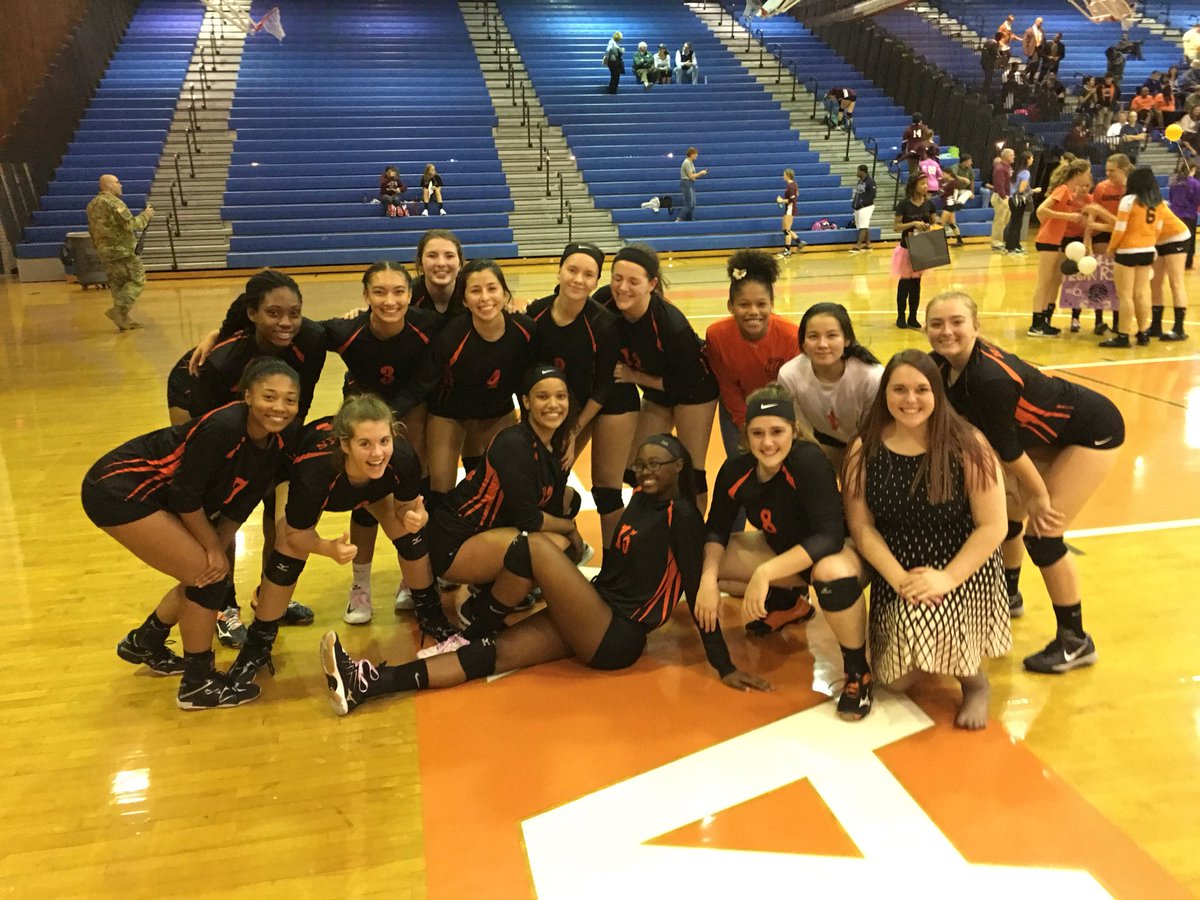 Big W on Senior Night v MVHS <a href="/HayfieldHawksVB/">Hayfield Volleyball</a> #hawkpride !!