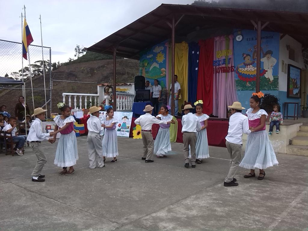 CbitRancheria's tweet photo. Encuentro de los 18años de las Escuelas Bolivarianas en la U.E Manuel Guerrero,actos culturales ponencias y mesas de trabajo @FundabitMerida https://t.co/Im9n2Ytmdl