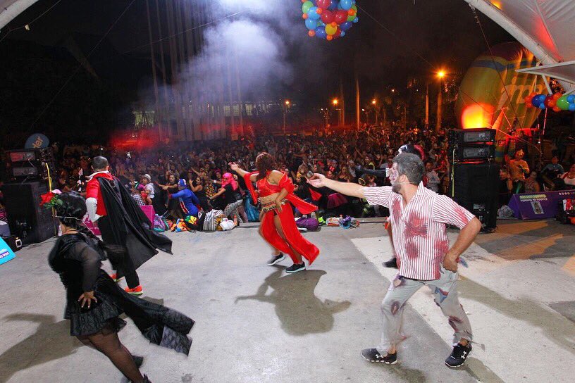 INDERMEDELLIN's tweet photo. Nos tomamos la Plazoleta Suramericana para vivir el Festival de Aeróbicos con disfraces 🎃🎃👻👻 https://t.co/GvZsj0XhPe