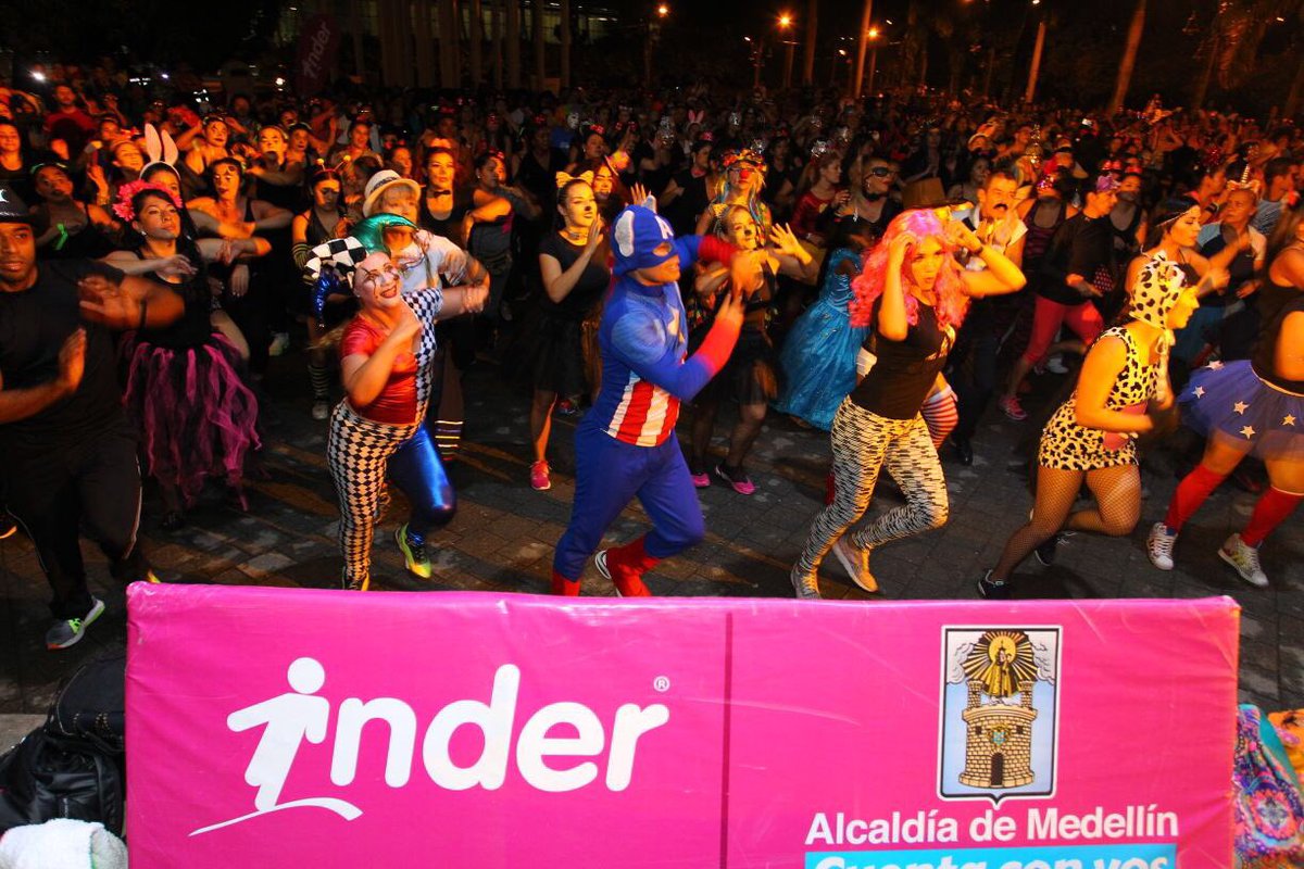 INDERMEDELLIN's tweet photo. Nos tomamos la Plazoleta Suramericana para vivir el Festival de Aeróbicos con disfraces 🎃🎃👻👻 https://t.co/GvZsj0XhPe