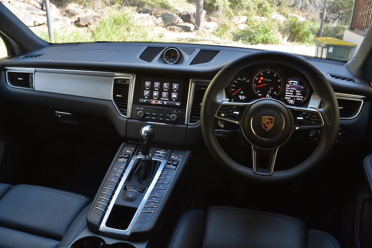 TMRnews's tweet photo. REVIEW: 2017 Porsche Macan Turbo Performance Package  - https://t.co/nkWUbhz7cJ | #Porsche #macan #porschemacan #prestige #2017my #prestige https://t.co/gAEURpF5n6