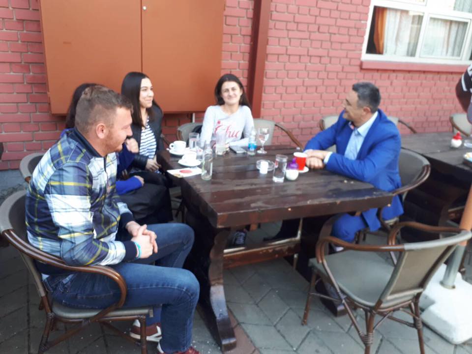 AkademacBIH's tweet photo. Kafa s poslodavcem - Miroslav Matić, @EastCodeDOO, našao je studente koji će obavljati praksu i steći prva praktična znanja
#Akademac https://t.co/x1tsztiFVL