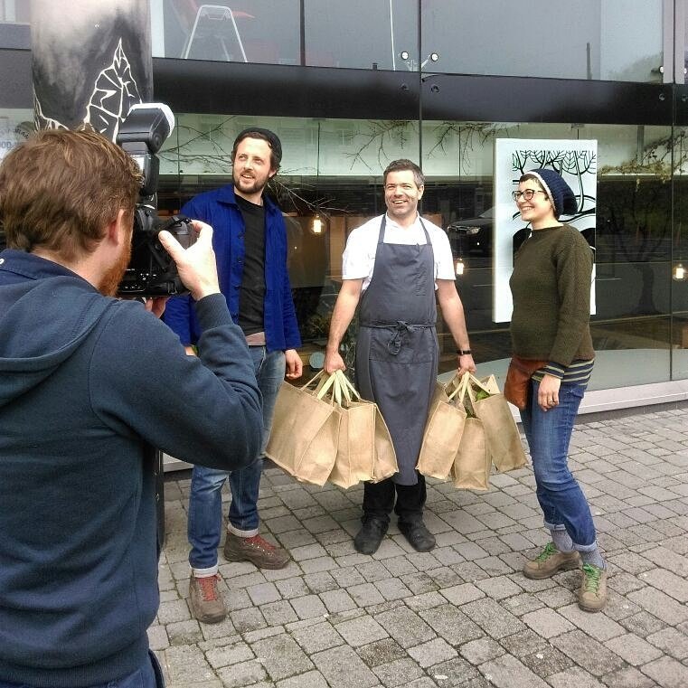 GalwayLoam's tweet photo. All smiles 😀 for the @IndoWeekend #FarmToFork photoshoot 📷 with Ferg & Manu from #LeafAndRootFarm yesterday. #ThisIsIrishFood #IndoWeekend https://t.co/1x9mA3hvYg