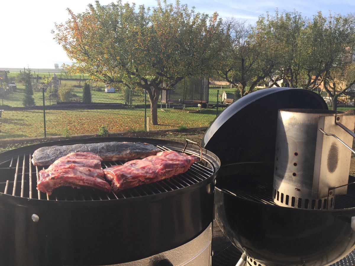 grillguidecom's tweet photo. Von Winter ist nichts zu sehen, geschmeckt haben die St.Louise Style &amp; Beef Ribs trotzdem! #WeberWinterGriller #WeberAT https://t.co/bb28MzkYLg