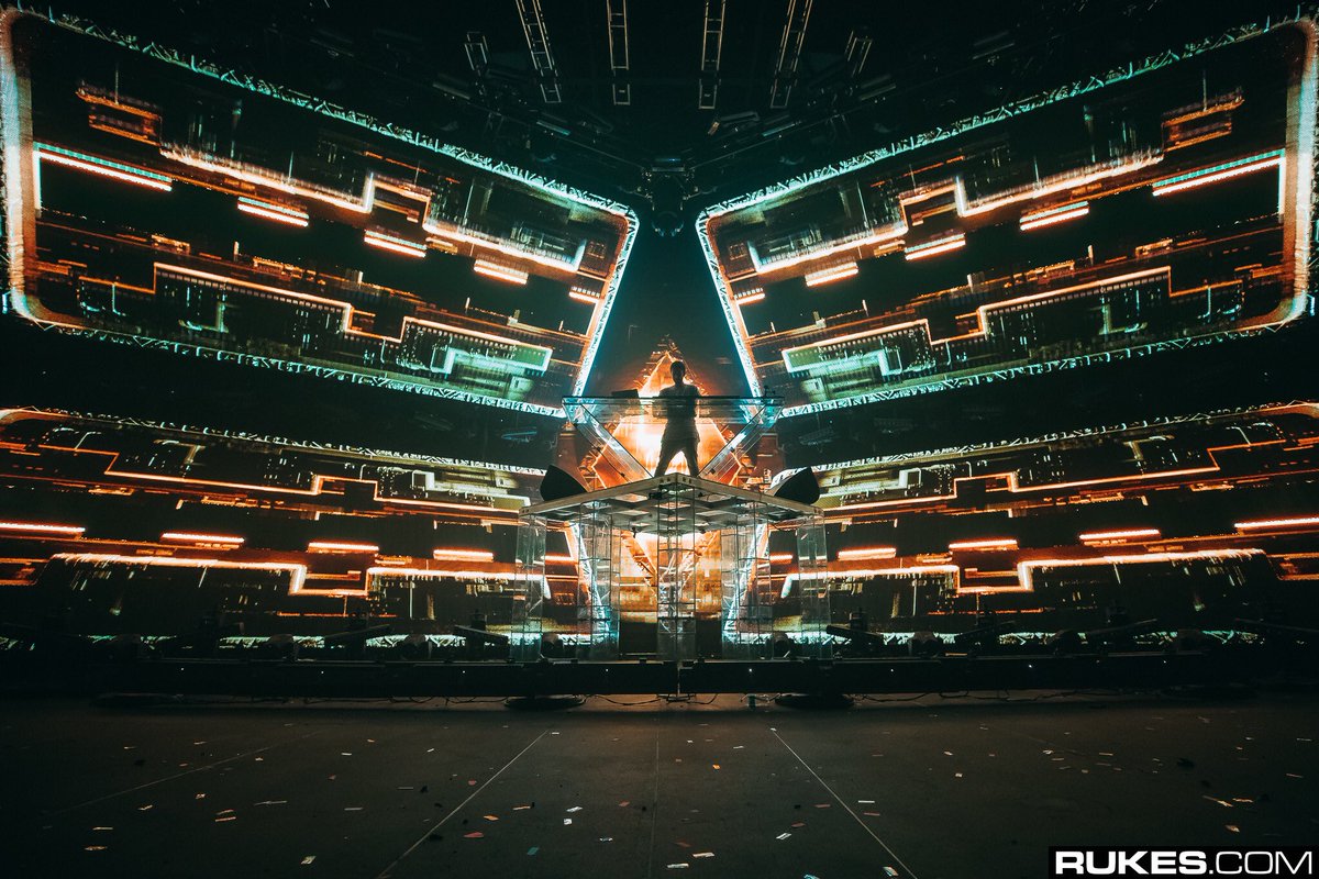 Zedd's tweet photo. DALLAS this was special!!! 
I love you!!! ♥️ https://t.co/wH0EbsZCOg