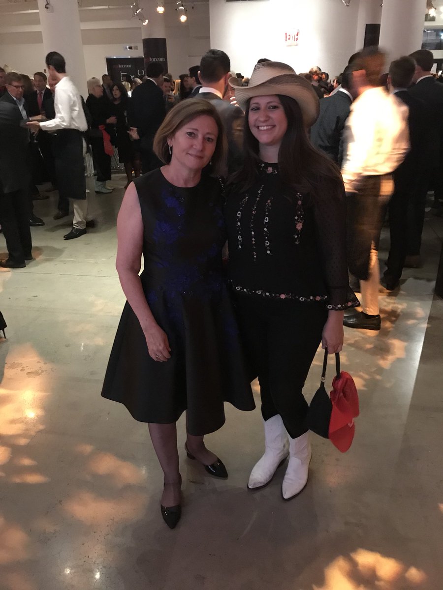 sarahalvarez's tweet photo. #rdcroundup with my mom!!! https://t.co/pORe0fvMYn