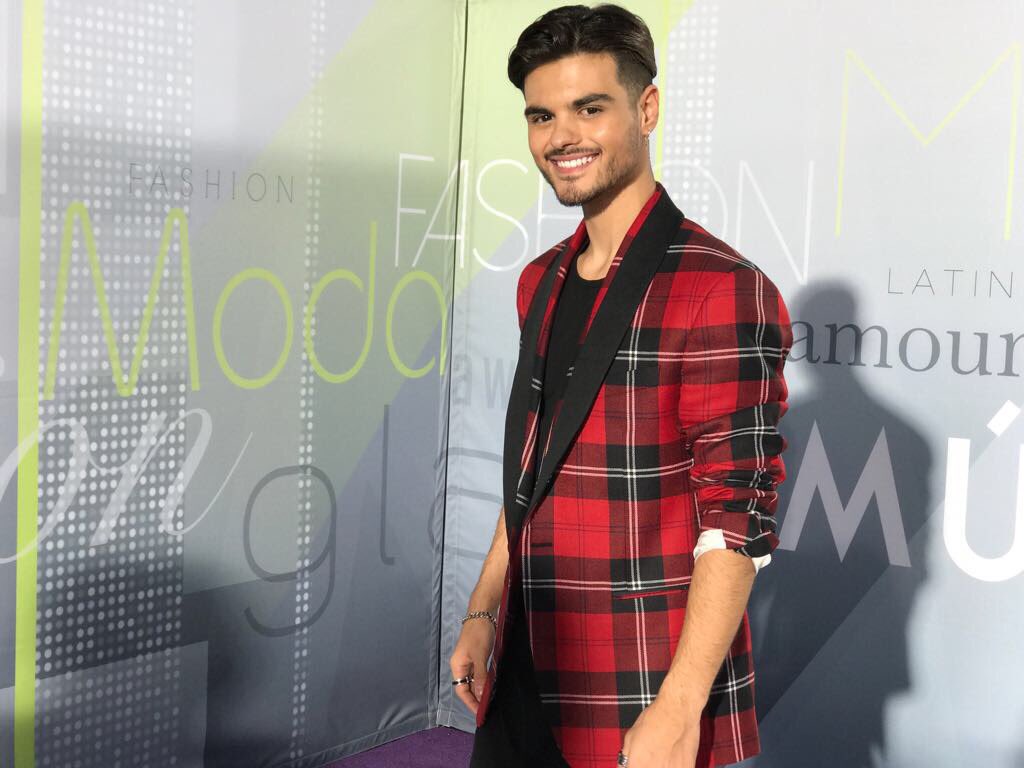 AbrahamMateo's tweet photo. Gran momento en la alfombra de los @LatinAMAs 🎶 Listo para mi presentación #LocoEnamorado   #LatinAMAs https://t.co/EGNSUq6iPJ