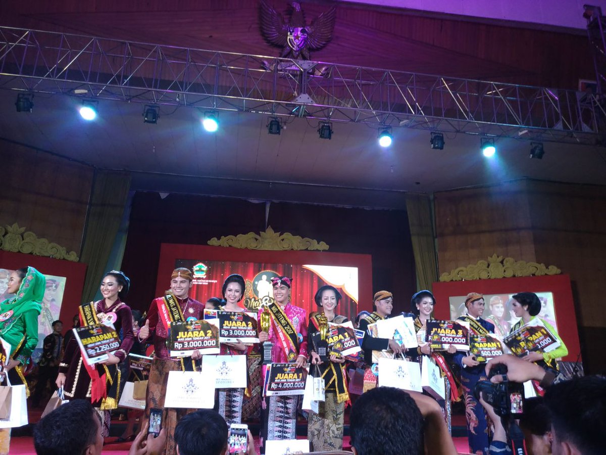 Pemkab_Blora's tweet photo. Selamat kepada Mbak Duta Wisata Kab.Blora Terpilih sebagai Penampilan Terbaik #PesonaDutaWisata Jateng 2017
#JatengGayeng https://t.co/vbeqX7JKrR