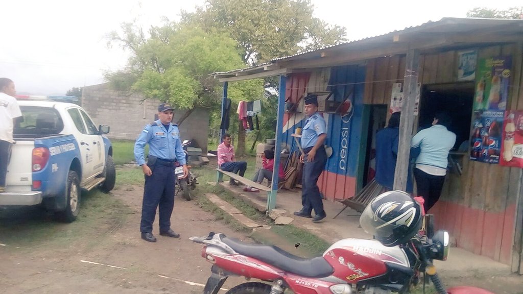 PoliciaHonduras's tweet photo. En #Prevención de #FaltasYDelitos mantenemos🚓 #PresenciaPolicial👮 en #Guaymaca #FcoMorazán #Honduras🇭🇳 #ServirYProteger #NuevaGeneración🏘️ https://t.co/hieTryscpZ