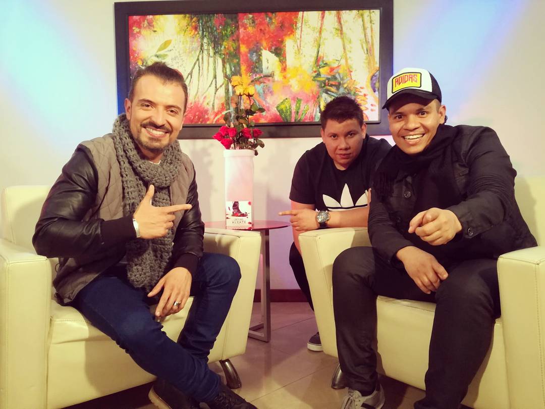 jairmasmusica's tweet photo. Cerramos esta noche desde la intimidad de su hogar con @alzatemusica y su #hermanager #juanalzate responsable de #malditatraicion #tigomusic https://t.co/ljw9Sh9fPU