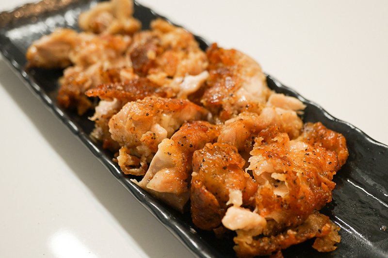 加藤 亮 チキチキボーンの粉で鶏モモを揚げると ケンタッキーになる裏技を発見しました 骨がないから箸で食べれるし ビールやハイボールと一緒にも楽しめるので最高です チキチキボーンの素 を使ったら なぜかみんなが大好きなアレになった