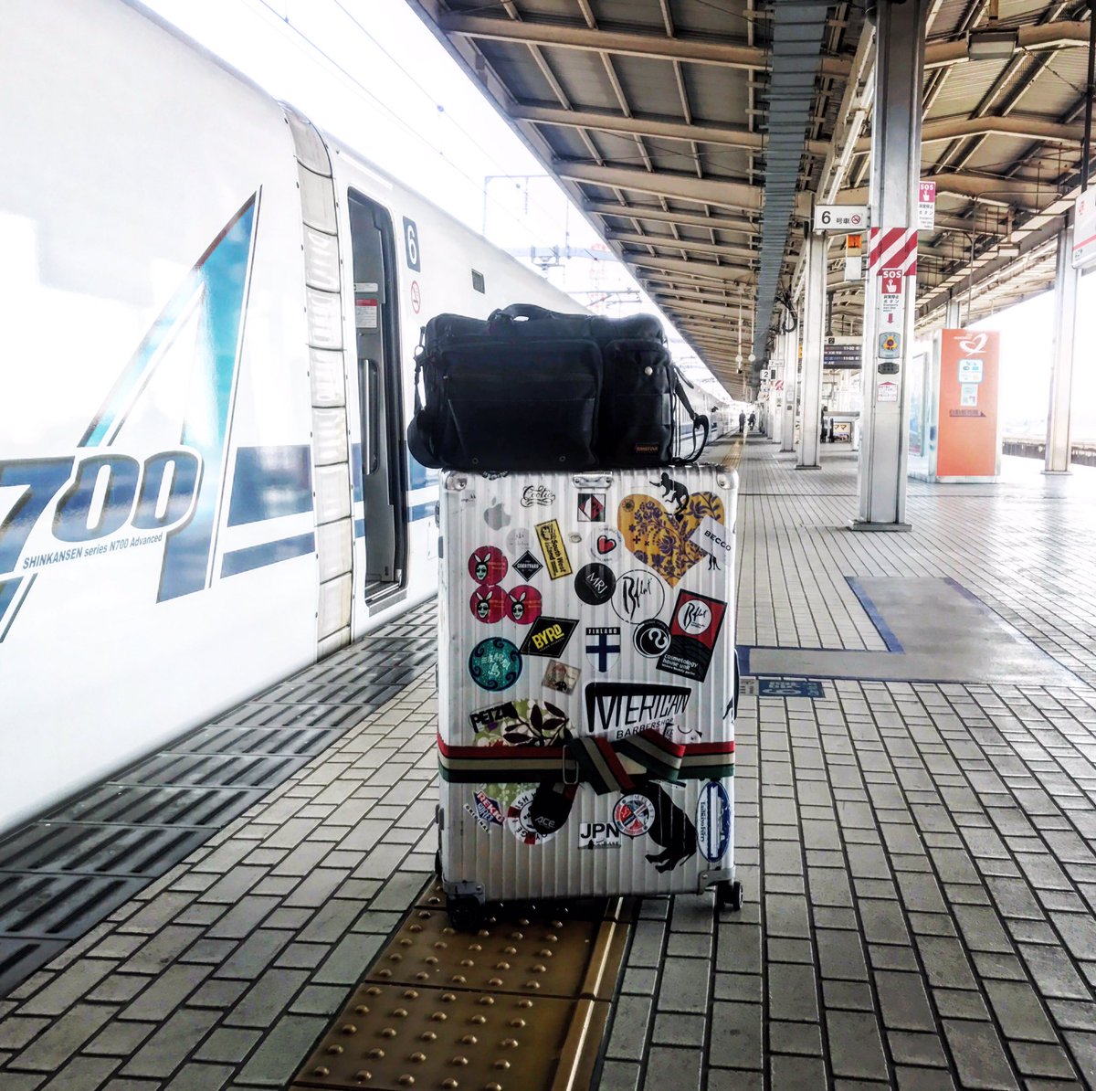 traverse008's tweet photo. Classic Flight w/ひかり号🚅 #rimowa #classicflight #新幹線 #ひかり号 https://t.co/e9oUjaAwWg