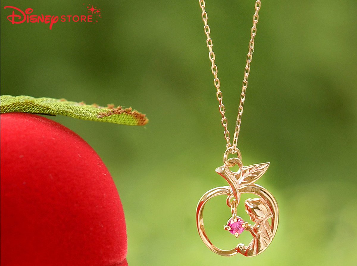 ディズニー公式 ディズニーストア では 映画 白雪姫 公開80周年を記念して 限定商品が続々登場 可憐な林檎を連想させるルビーのネックレスなど クラシカルでガーリーな白雪姫の世界が表現されたステキな商品はこちらをチェック T Co