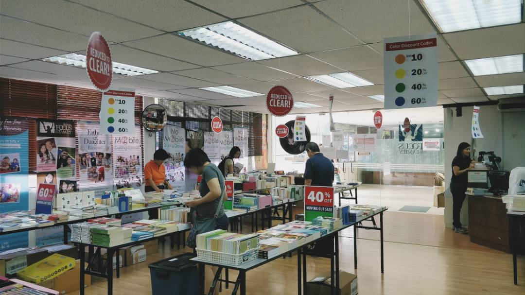 familiesMY's tweet photo. It's happening now!! Come early for the best picks! #movingoutsale https://t.co/Jx2h0mmOtb https://t.co/kPjpnW6641