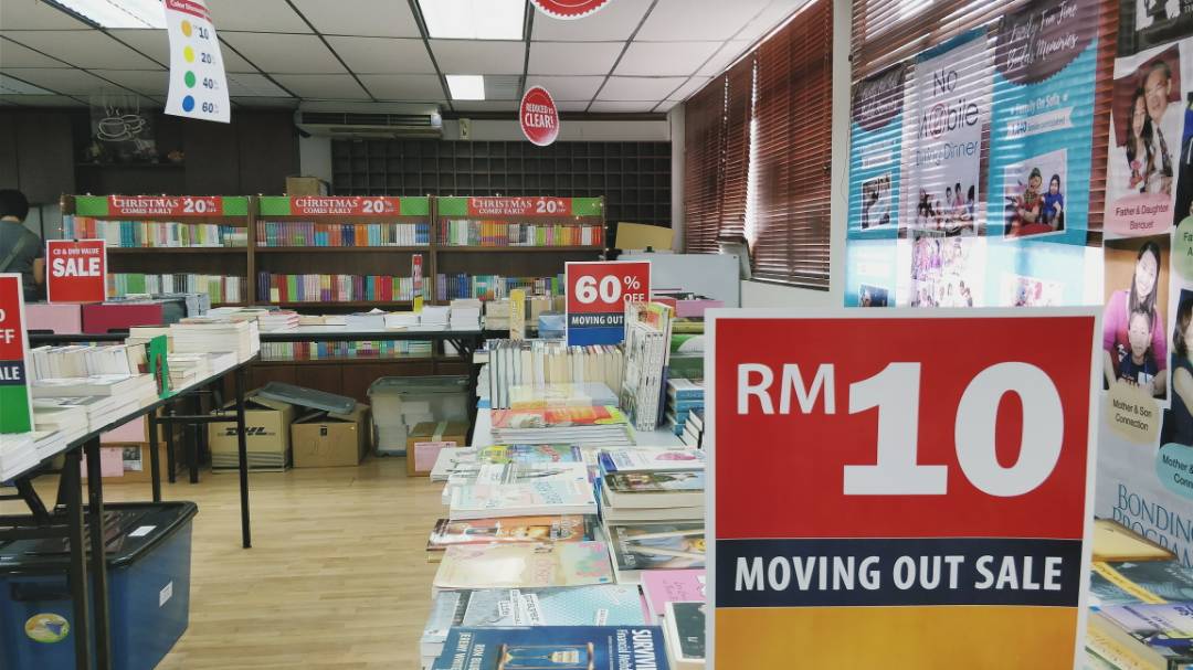 familiesMY's tweet photo. It's happening now!! Come early for the best picks! #movingoutsale https://t.co/Jx2h0mmOtb https://t.co/kPjpnW6641