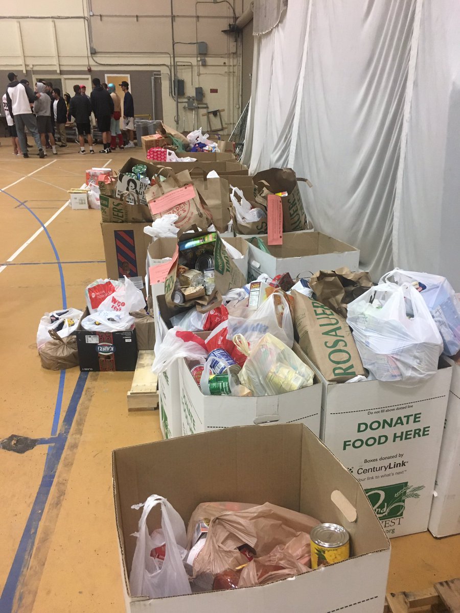 WhitworthSAAC's tweet photo. We collected lots of food last Monday at our annual food drive w/ @SecondHarvestFB and we had some fun while we did it 🎃#gobucs https://t.co/tOETnfuURi
