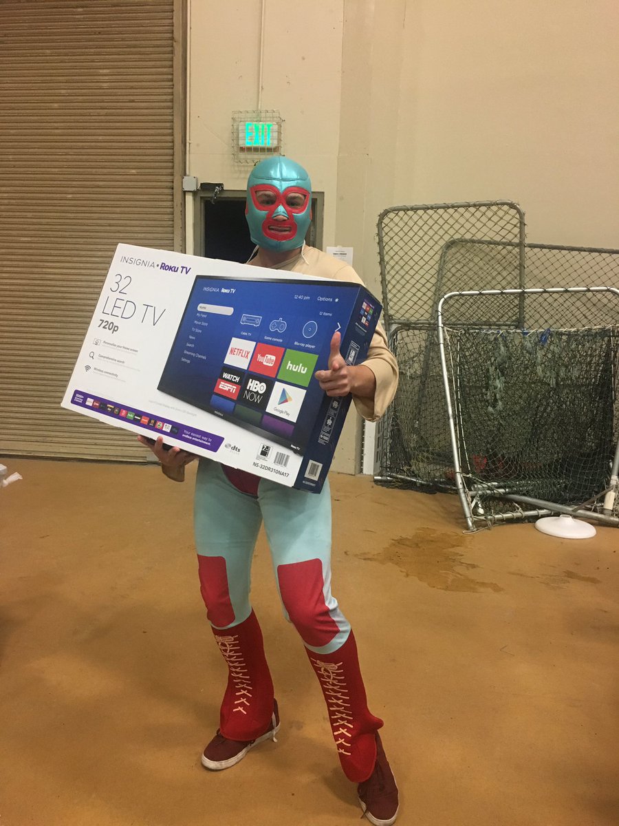 WhitworthSAAC's tweet photo. We collected lots of food last Monday at our annual food drive w/ @SecondHarvestFB and we had some fun while we did it 🎃#gobucs https://t.co/tOETnfuURi