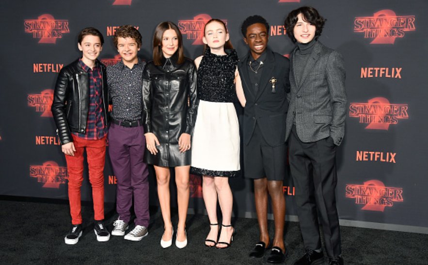 NoahSchnappTH's tweet photo. season 1 vs season 2 #StrangerThings https://t.co/U3WAbEkEdB
