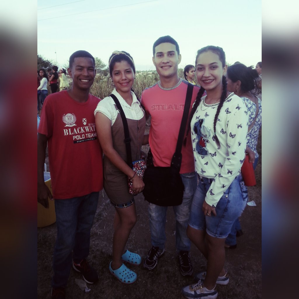 JesgarChacon's tweet photo. con las niñas<3 https://t.co/QMGmGOhIzi