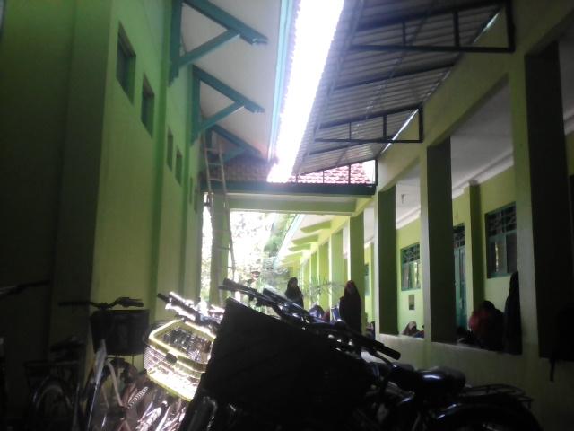 Tarisa5602's tweet photo. School 😊 https://t.co/rBKWZGRUUh