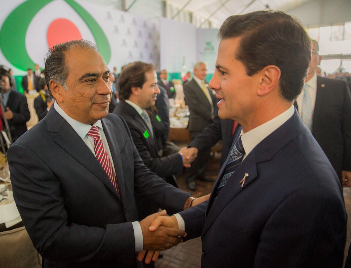 HectorAstudillo's tweet photo. En la ceremonia de @BancoAzteca saludé e intercambié comentarios con el presidente @EPN, jefe del @gobmx. https://t.co/tPUghRvEdn