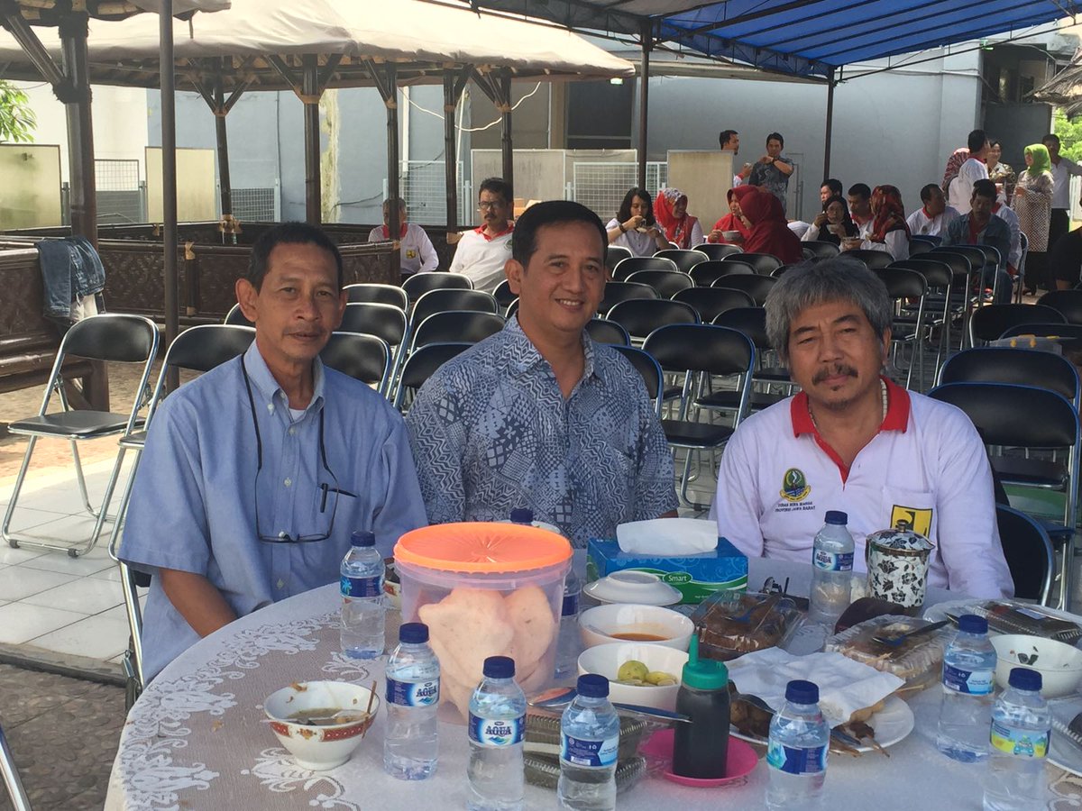 <a href="/binamargajabar/">binamargajabar</a> Terima kasih Pak Guntoro Kadis Bina Marga telah menerima perwakilan Keluarga Besar Soetardjo Kartohadikoesoemo kemarin siang 😊