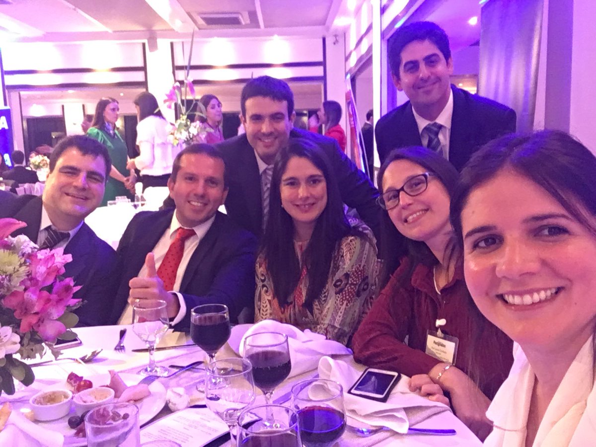 fedebonsi's tweet photo. Generación 2008 en cena anual #MBAORT https://t.co/QJqZPwkkwb