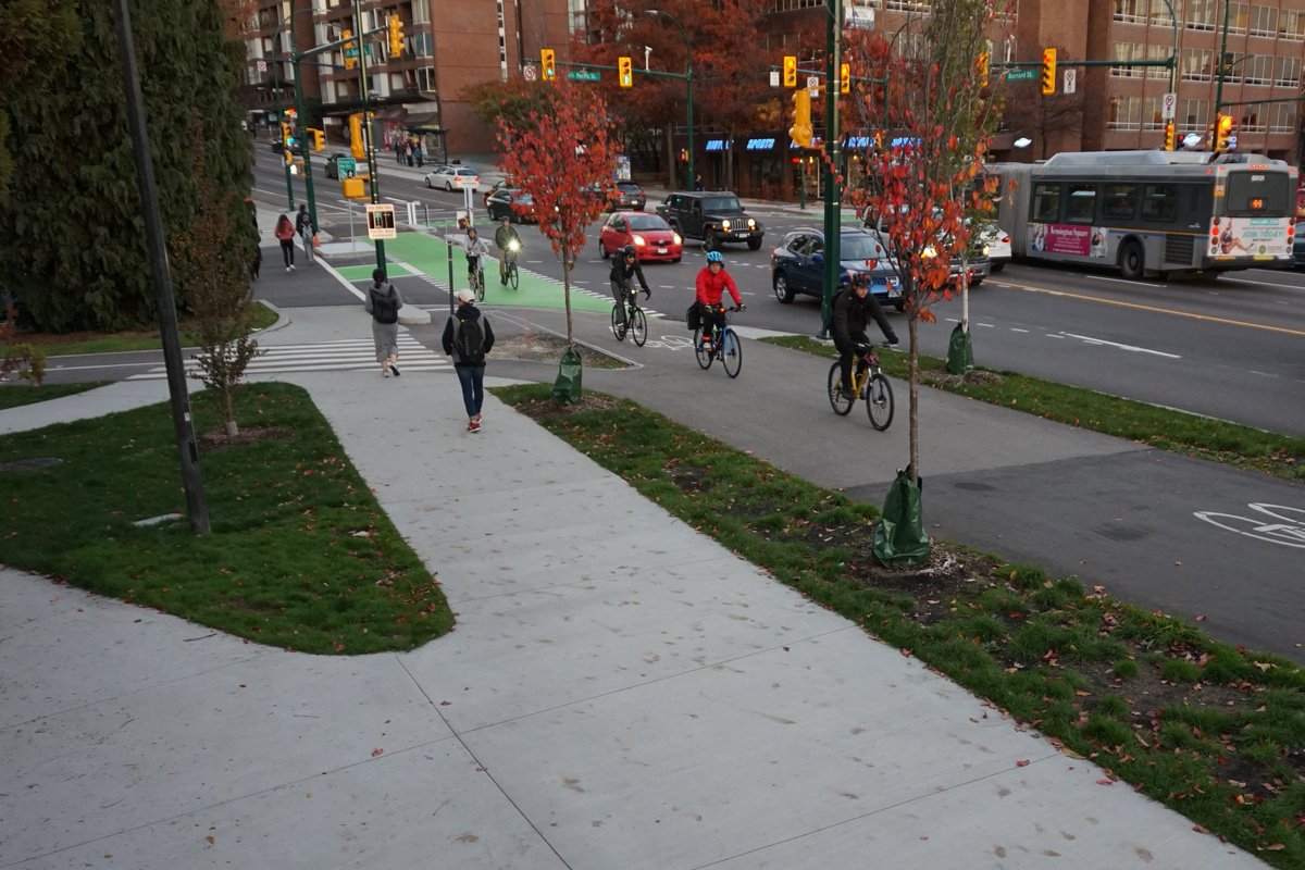 smplcs's tweet photo. A brand-new Burrard and Pacific: just one of three new protected intersections at the north end of Vancouver's #BurrardBridge https://t.co/kbyyijpvQO