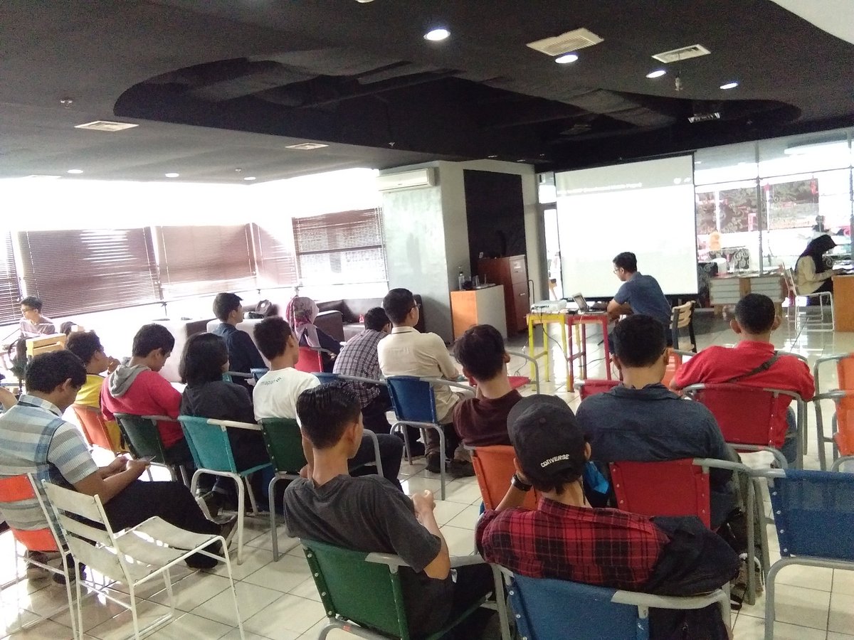 CodeMargonda's tweet photo. Keseruan kamis sore @CodeMargonda, acara #MargoDev berkolaborasi dengan #GDGDepok
#IlmuBaru #AMP https://t.co/ZMtnMJ0GwW
