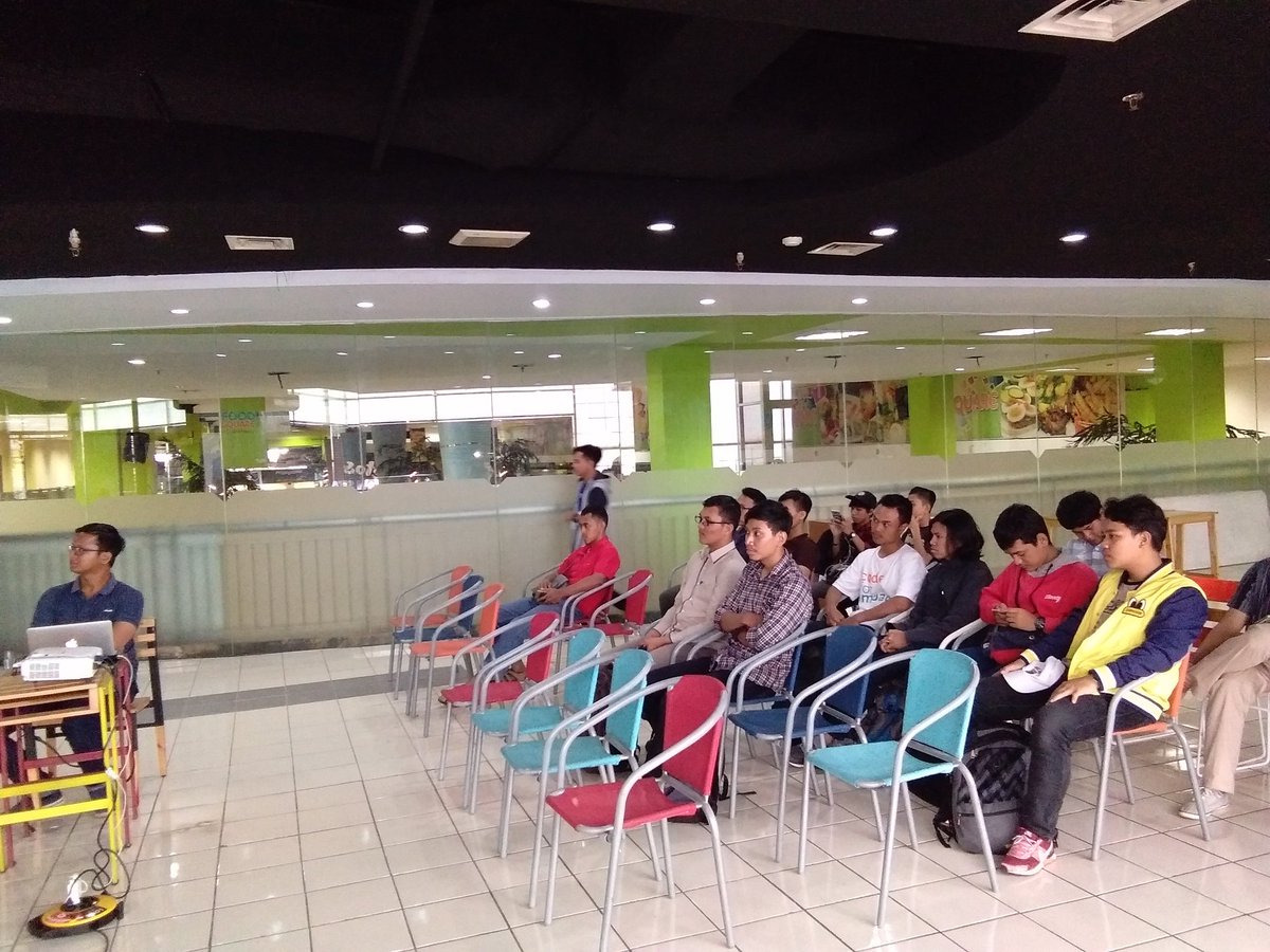 CodeMargonda's tweet photo. Keseruan kamis sore @CodeMargonda, acara #MargoDev berkolaborasi dengan #GDGDepok
#IlmuBaru #AMP https://t.co/ZMtnMJ0GwW