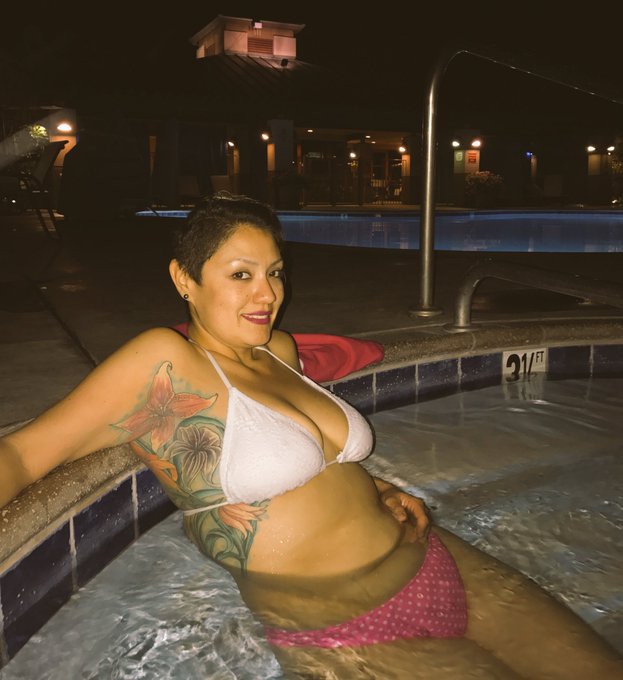 Enjoying the pool at Pechanga with a bottle of wine.  Wanna join? https://t.co/LLmC31sjWG<a href="/tag/mvsales"class="tags"><span>#mvsales</span></a>
