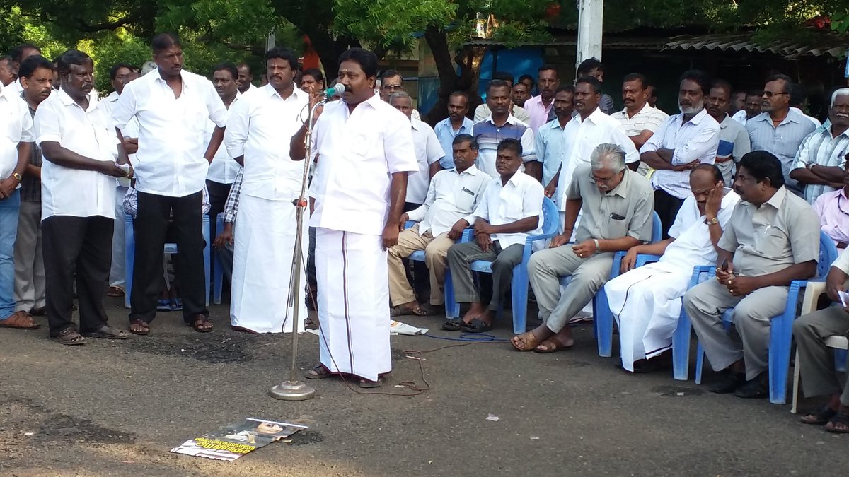 DmkIbramsha's tweet photo. திருச்சி பெல் LCS தொழிலாளர் வாயிற்க்கூட்டத்தில் திருவெறும்பூர் ஒன்றிய செயலாளர் நேசமிகு அண்ணன் நவல்பட்டுSவிஜிMA அவர்கள் உரையாற்றிய போது https://t.co/rw5xBiJPwM