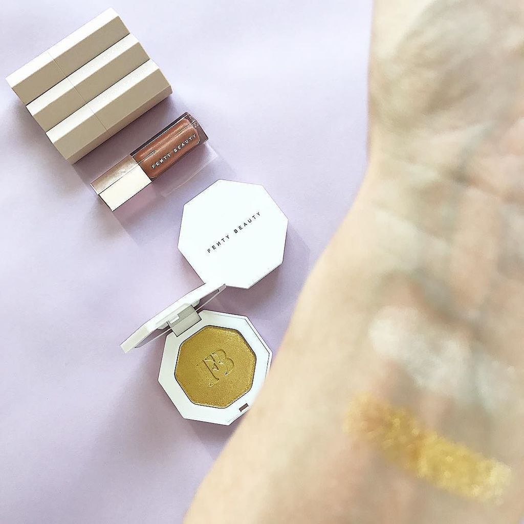 katebeautyowls's tweet image. Playing and #swatching the #fentybeauty #fenty #trophywife #highligter and all the other #beauty #goodies from #rihanna ❤️ #review will be …